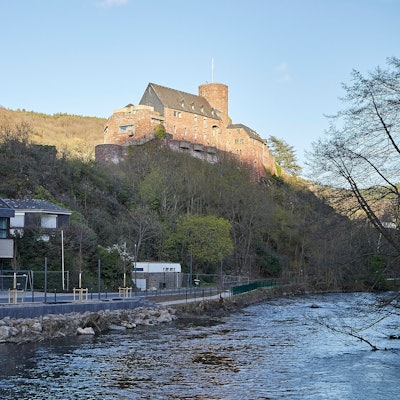 Das neue Rathaus Verwaltungssitz am Seerandweg mit neuem Seerandufer.