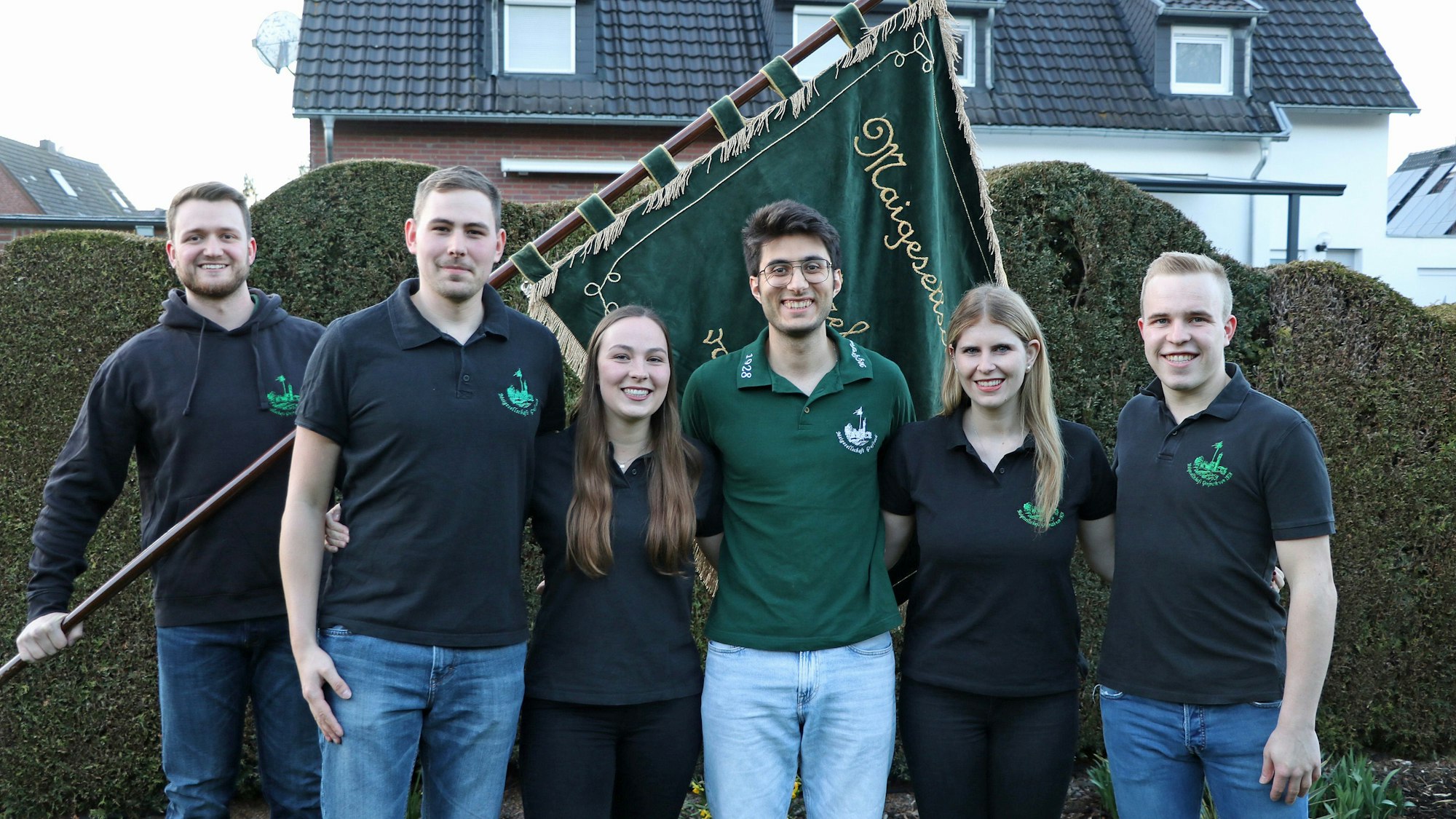 Die Grefrather Titelträger lächeln in die Kamera