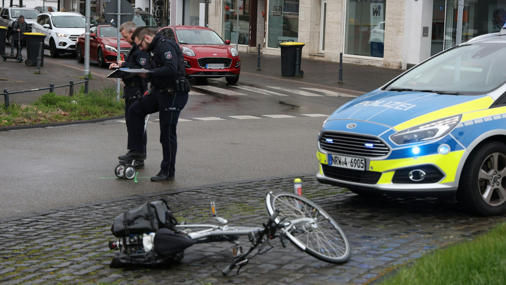 Die Polizei vor Ort nach dem Unfall am Euskirchener Europa-Kreisel.