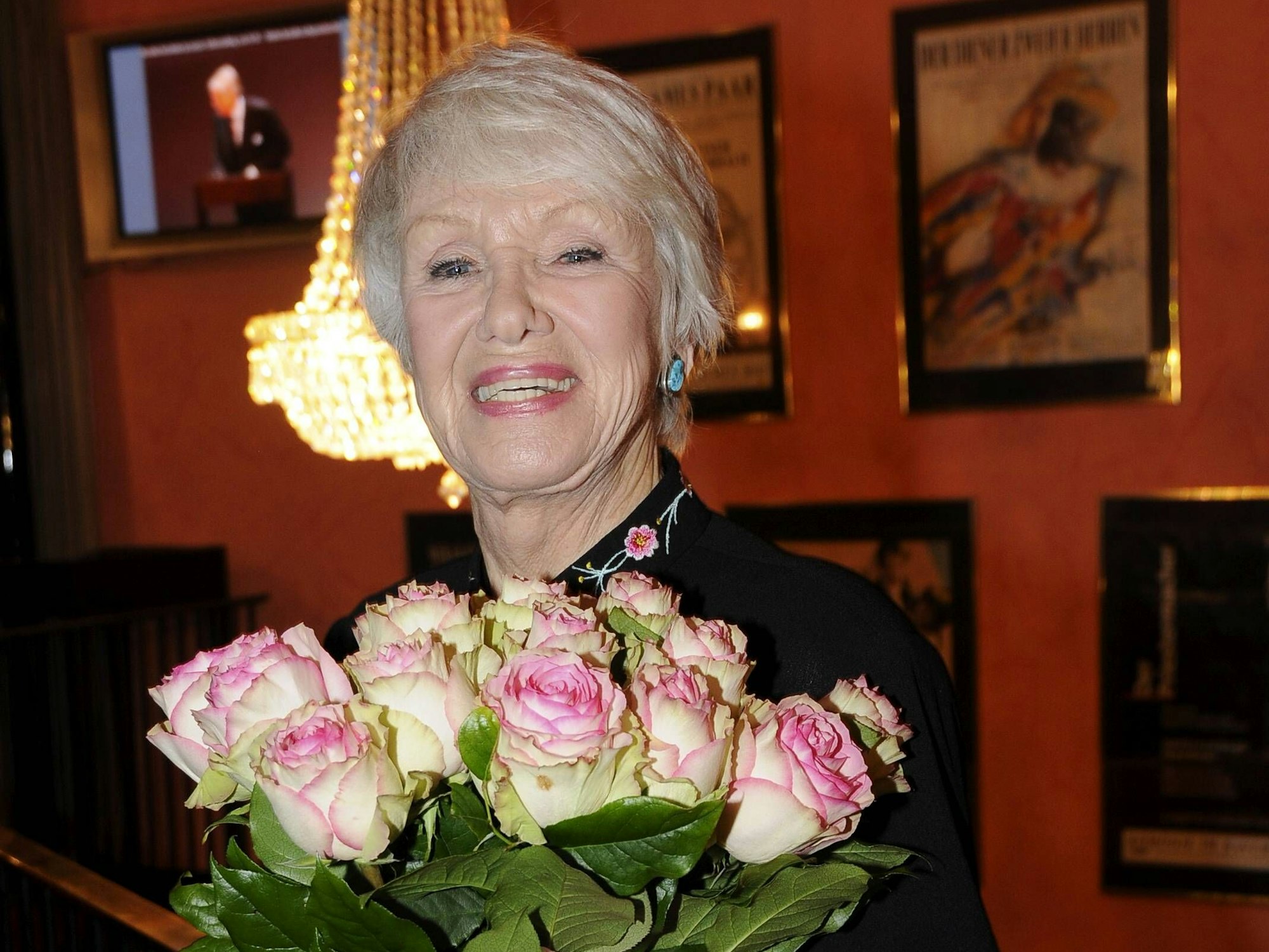 Maria Sebaldt mit Rosen.