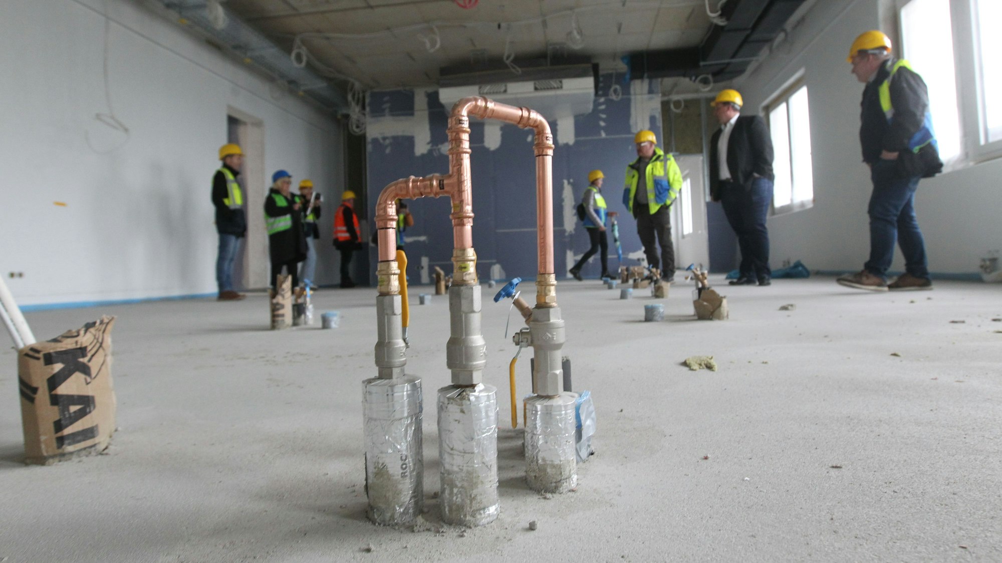 Die Anschlüsse für die Spezialtische im Chemieraum kommen aus dem Boden.
