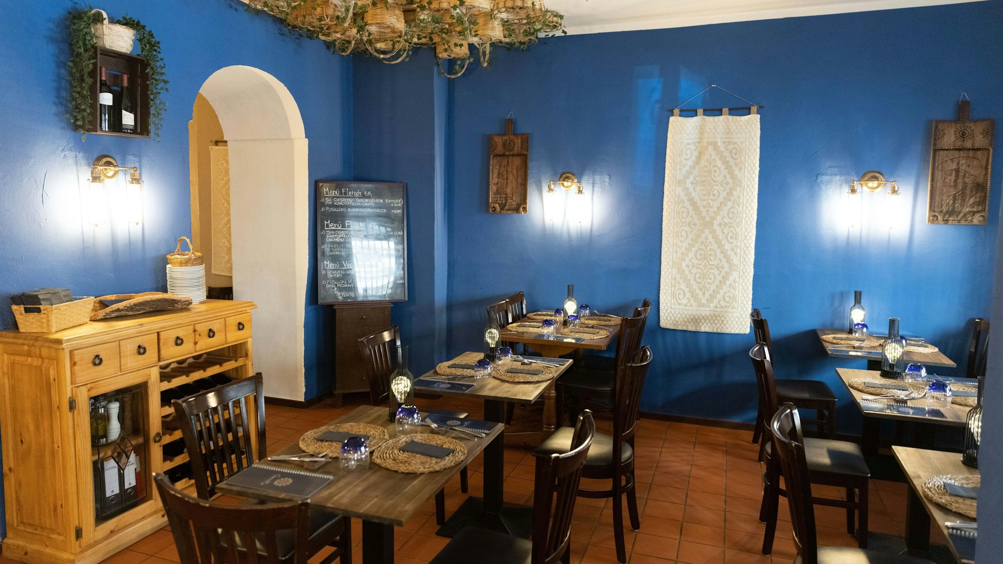 Der gemütliche Gastraum in Blau und Weiß soll die Gäste nach Sardinien versetzen.