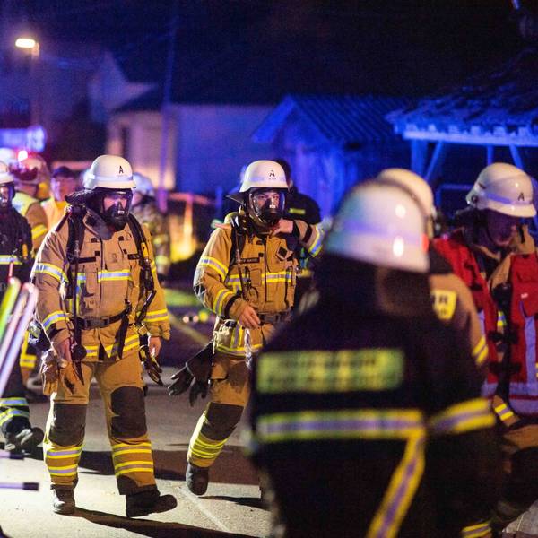 Das Foto zeigt mehrere Feuerwehrleute bei einem Einsatz.