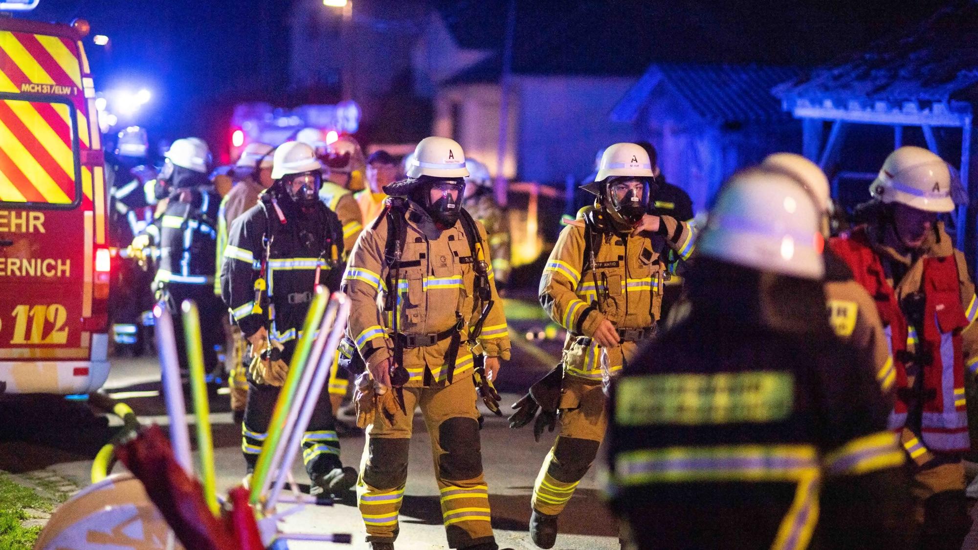 Das Foto zeigt mehrere Feuerwehrleute bei einem Einsatz.
