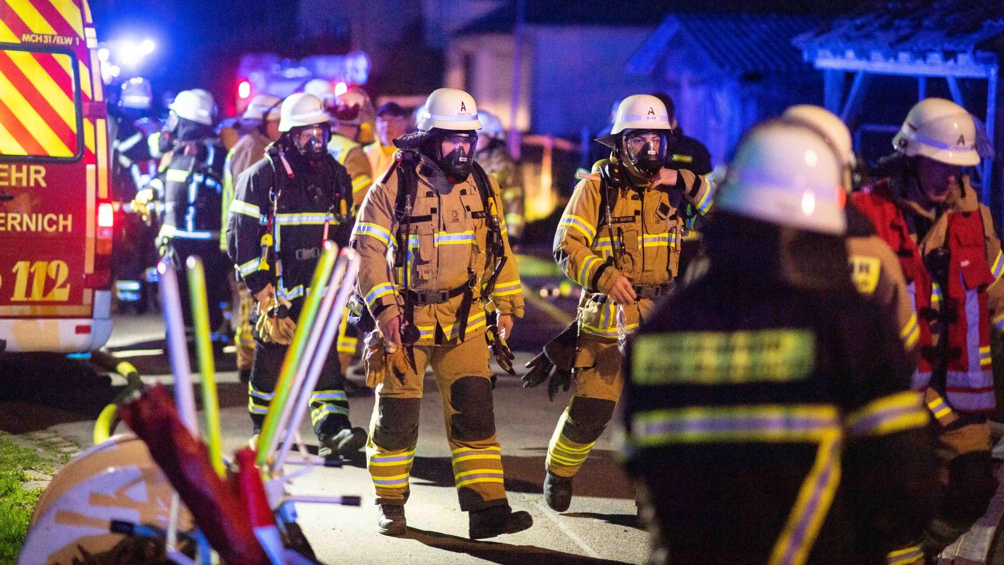 Das Bild zeigt Feuerwehrleute aus der Stadt Mechernich bei einem Brandeinsatz.