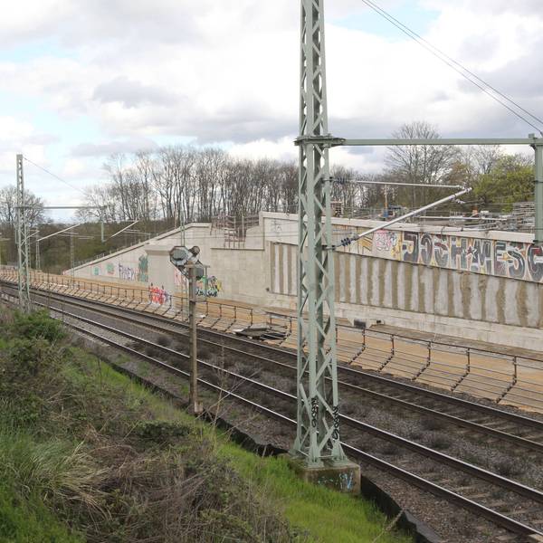 Die Widerlager der Brücke in Villich sind schon gut an der rechtsrheinischen Bahnstrecke zu erkennen. Fertig werden soll sie im Jahr 2026. Hinter der Mauer soll dann ab 2028 die S 13 fahren.