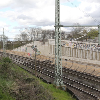 Die Widerlager der Brücke in Villich sind schon gut an der rechtsrheinischen Bahnstrecke zu erkennen. Fertig werden soll sie im Jahr 2026. Hinter der Mauer soll dann ab 2028 die S 13 fahren.