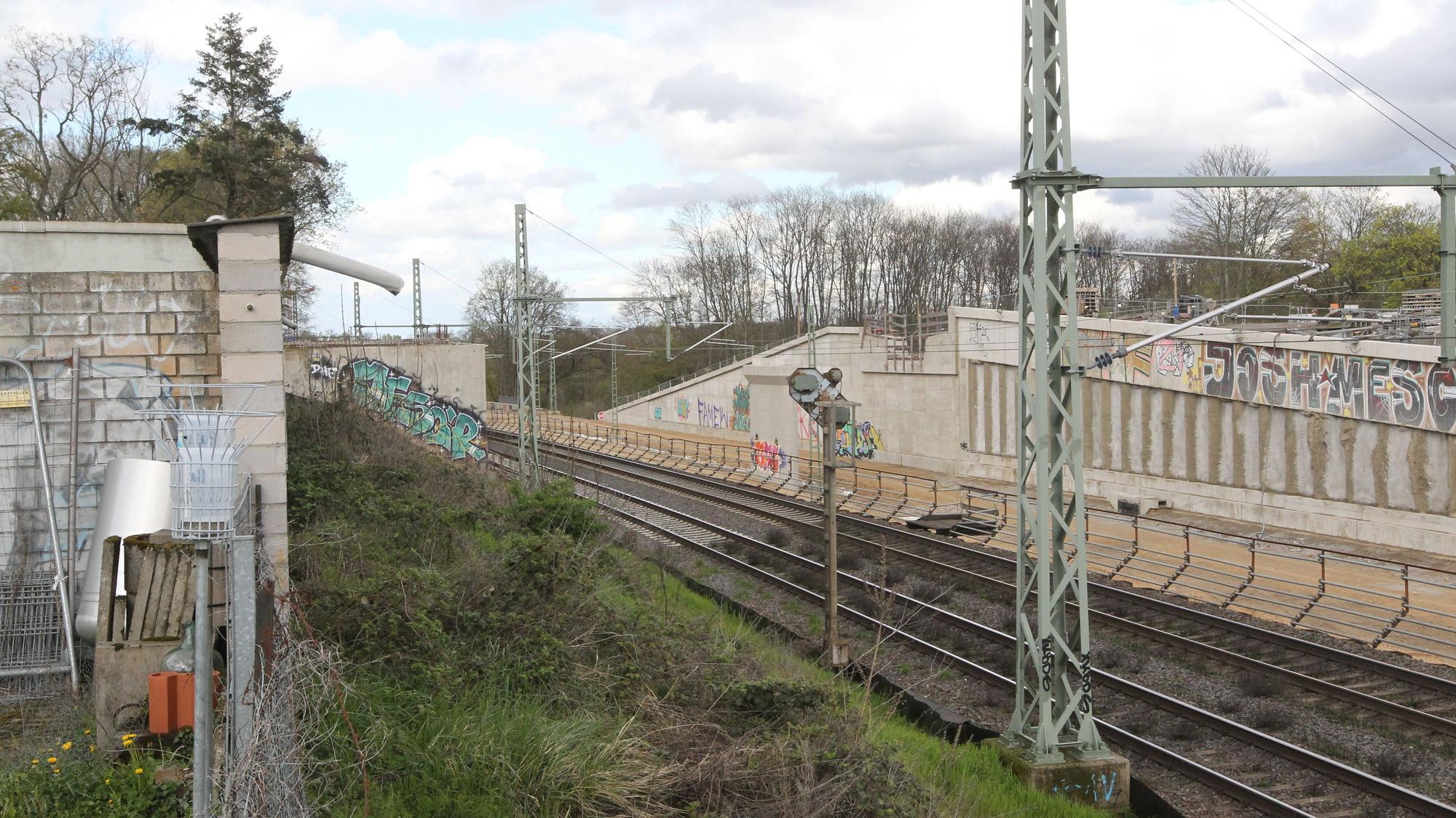 Die Widerlager der Brücke in Villich sind schon gut an der rechtsrheinischen Bahnstrecke zu erkennen. Fertig werden soll sie im Jahr 2026. Hinter der Mauer soll dann ab 2028 die S 13 fahren.