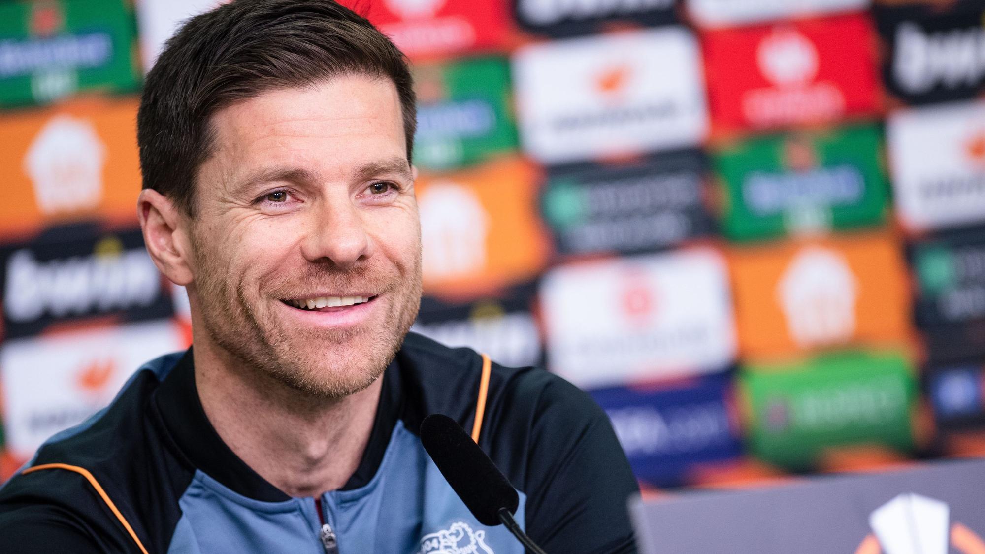 12.04.2023, Nordrhein-Westfalen, Leverkusen: Leverkusens Trainer Xabi Alonso blickt während einer Pressekonferenz in die Runde. Bayer Leverkusen trifft im Viertelfinale der UEFA Europa League auf Union St. Gilloise. Foto: Marius Becker/dpa +++ dpa-Bildfunk +++
