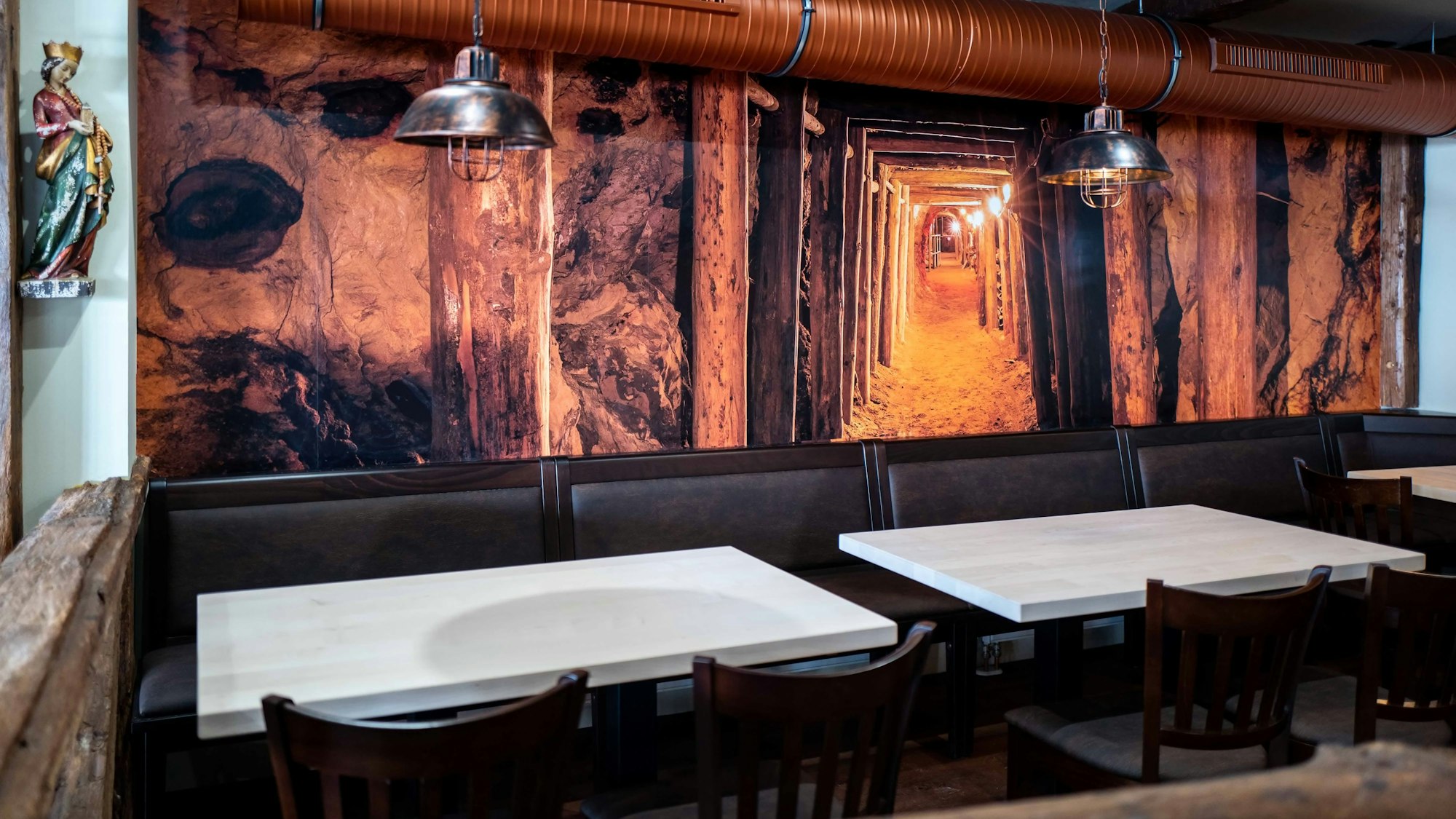 Für die Fototapete im Stollen wurde eigens ein Fotoshooting im Mechernicher Bergwerk organisiert.