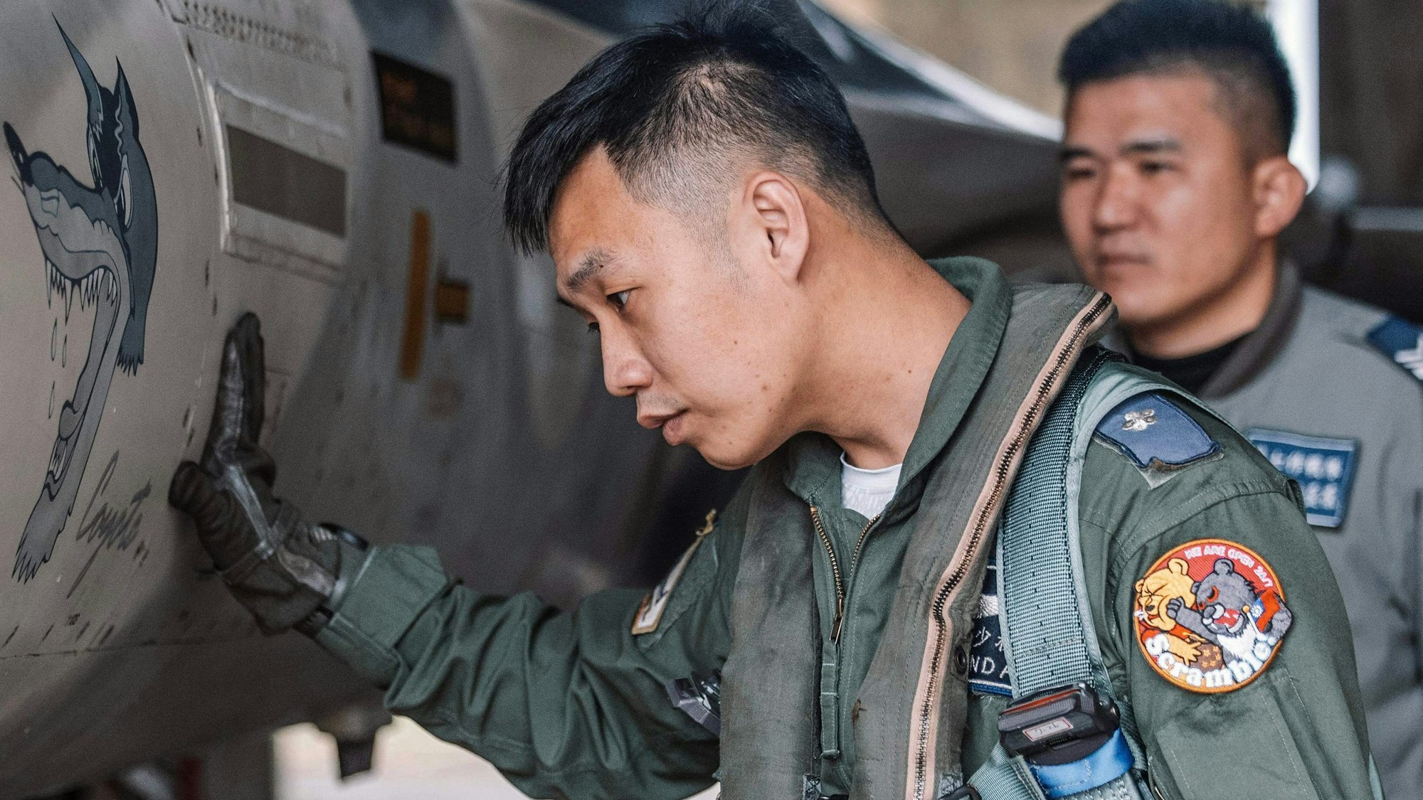 Das Foto zeigt zwei taiwanesische Kampfpiloten, ein Aufnäher gegen Xi Jinping hat das Foto berühmt gemacht.