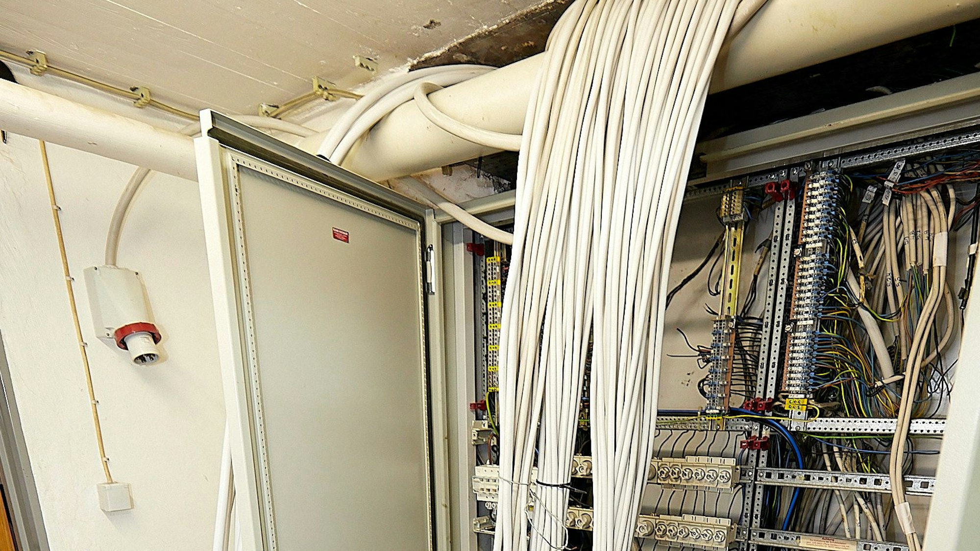 Alte und neue Stromleitungen im Rathaus in Zingsheim.