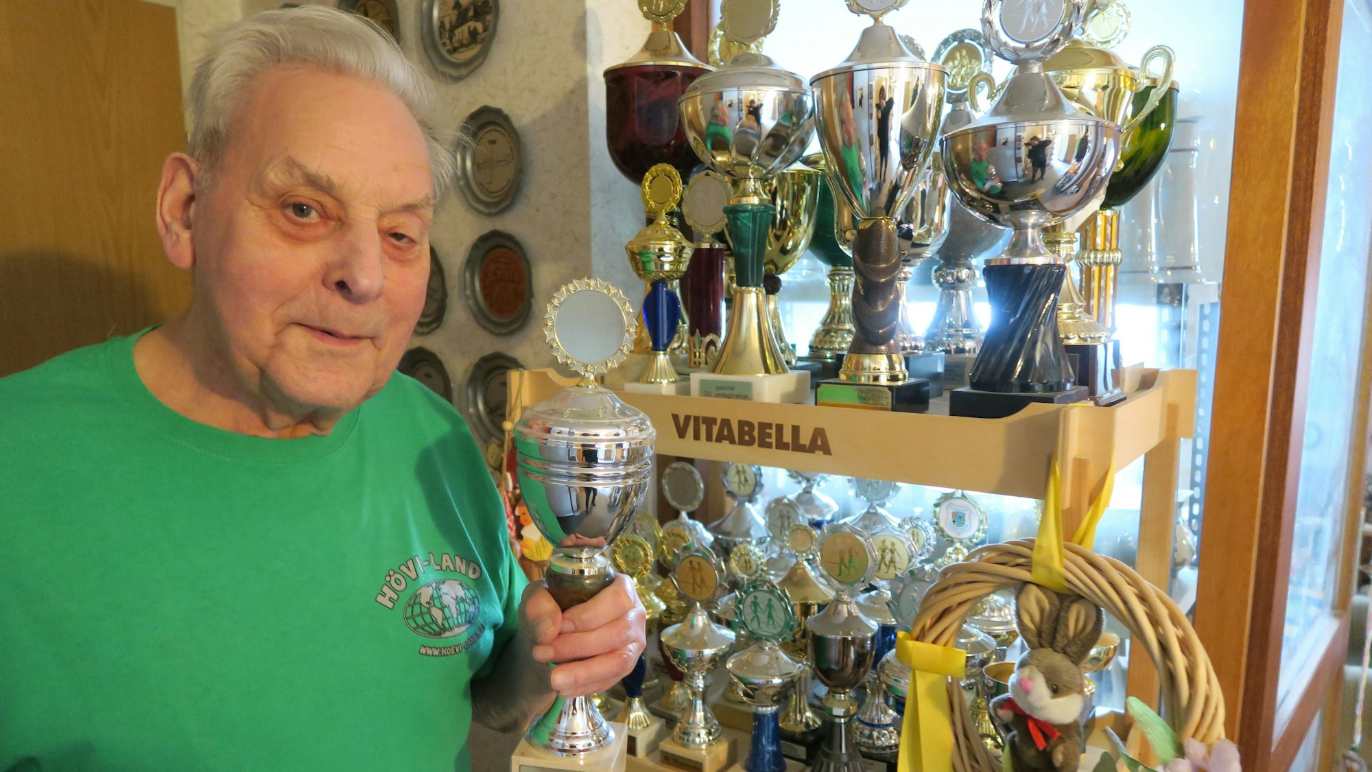 Kurt Vonthron in seiner Wohnung mit Andenken aller Art an seine Wanderungen.