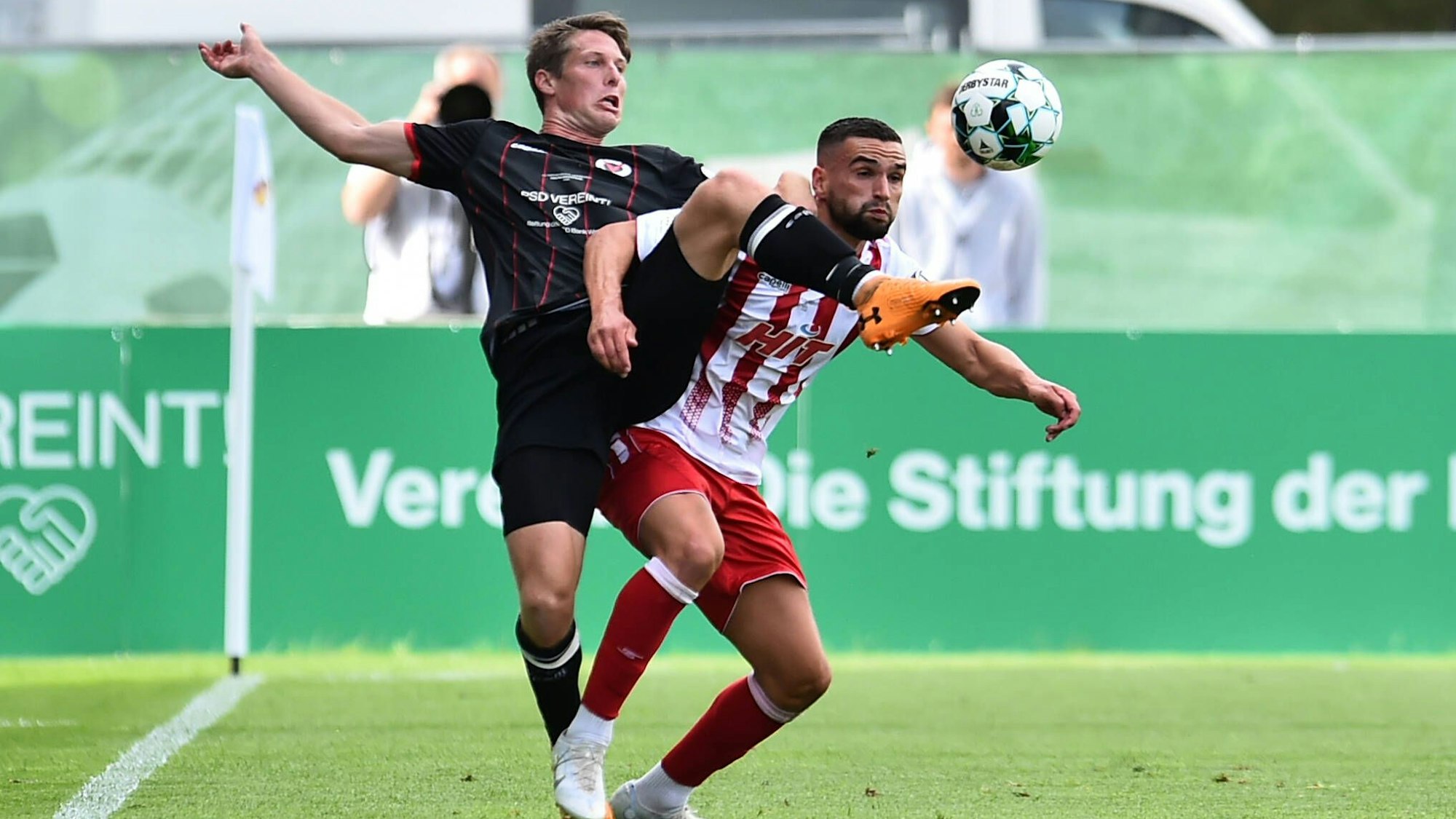 Fußball Herren Bitburger-Pokalfinale Saison 2021/2022: SC Fortuna Köln - FC Viktoria Köln am 21.05.2022 im Sportpark Höhenberg in Köln Daniel Buballa FC Viktoria Köln , links - Leon Demaj SC Fortuna Köln , rechts Nordrhein-Westfalen Deutschland *** Soccer men Bitburger Cup final season 2021 2022 SC Fortuna Köln FC Viktoria Köln on 21 05 2022 at Sportpark Höhenberg in Cologne Daniel Buballa FC Viktoria Köln , left Leon Demaj SC Fortuna Köln , right North Rhine Westphalia Germany