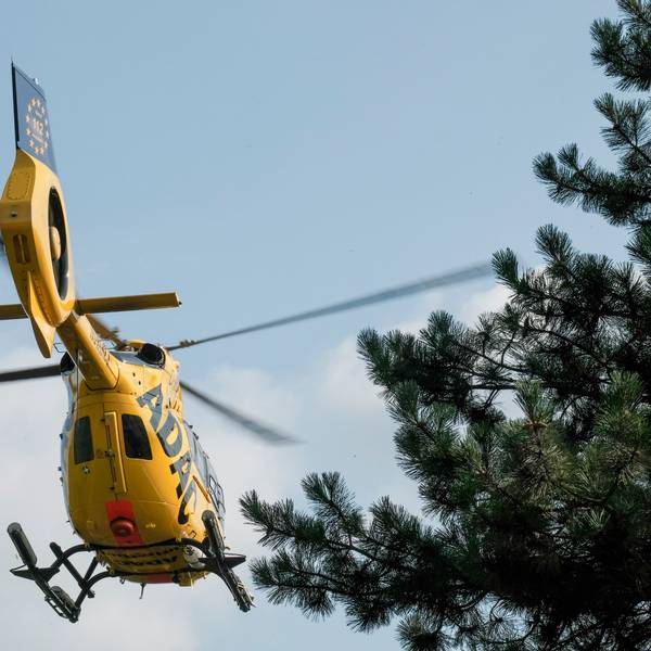 Ein gelber Rettungshubschrauber des ADAC von unten fotografiert.