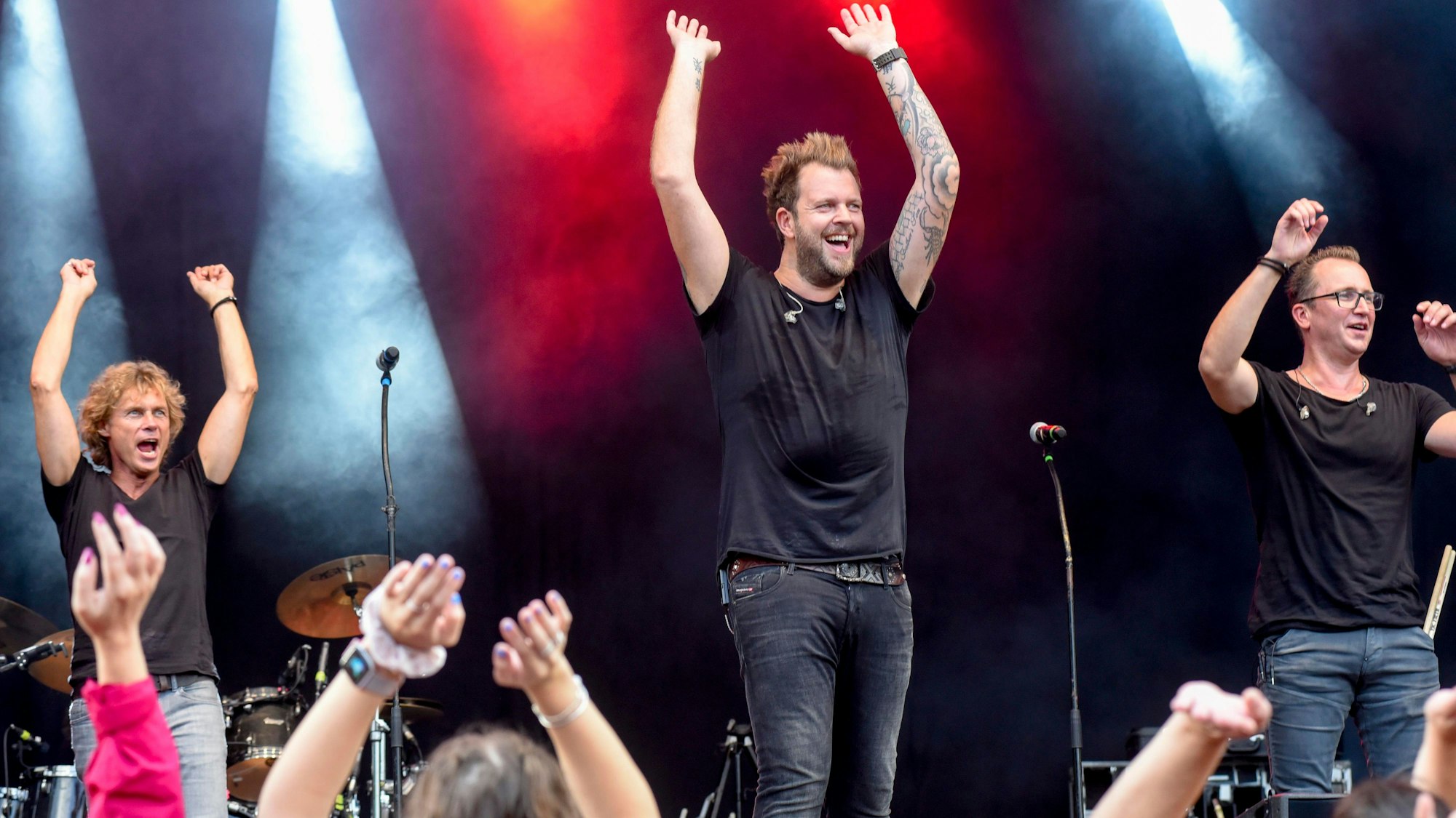 Die Paveier performen auf der Bühne