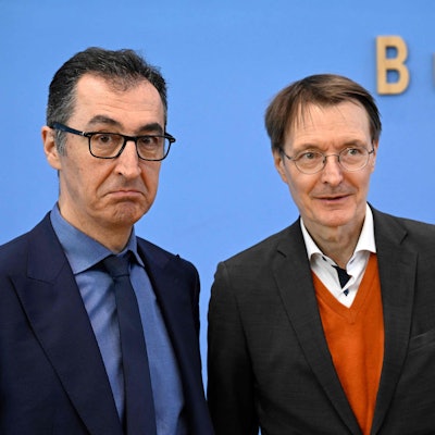 Gesundheitsminister Karl Lauterbach und Agrarminister Cem Özdemir auf der Pressekonferenz am Mittwoch in Berlin.