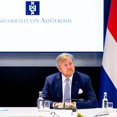 Der Französische Präsident Emmanuel Macron und der Niederländische König Willem-Alexander sitzen an einem Tisch