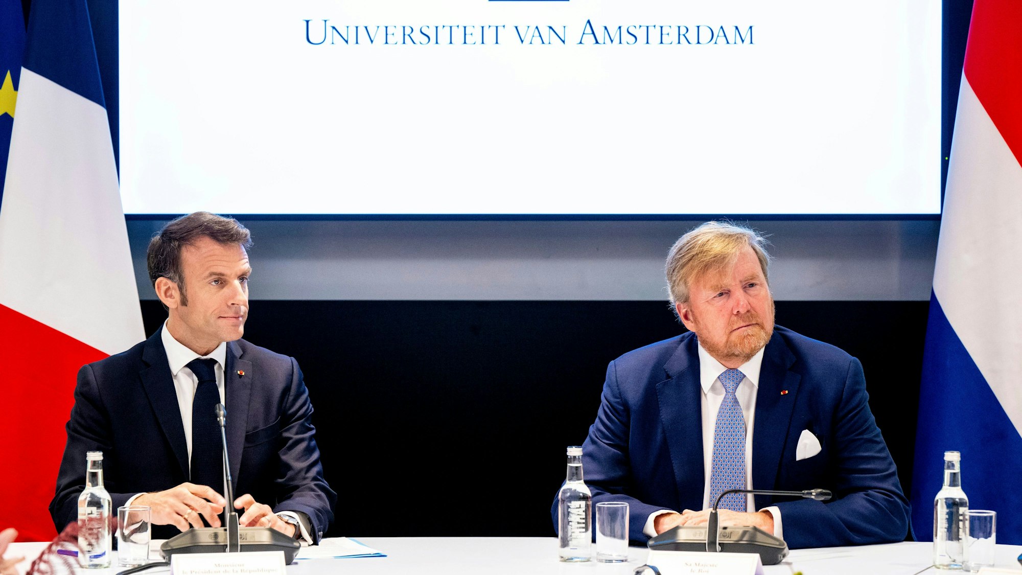 Der Französische Präsident Emmanuel Macron und der Niederländische König Willem-Alexander sitzen an einem Tisch