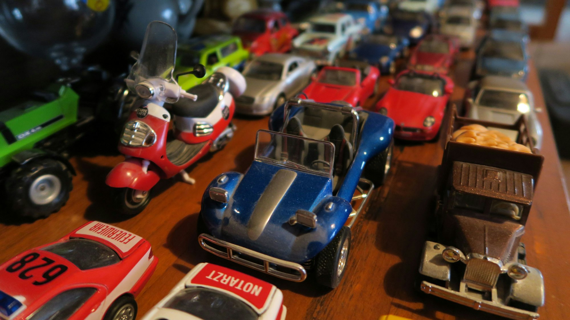 Modellautos auf einem Tisch.
