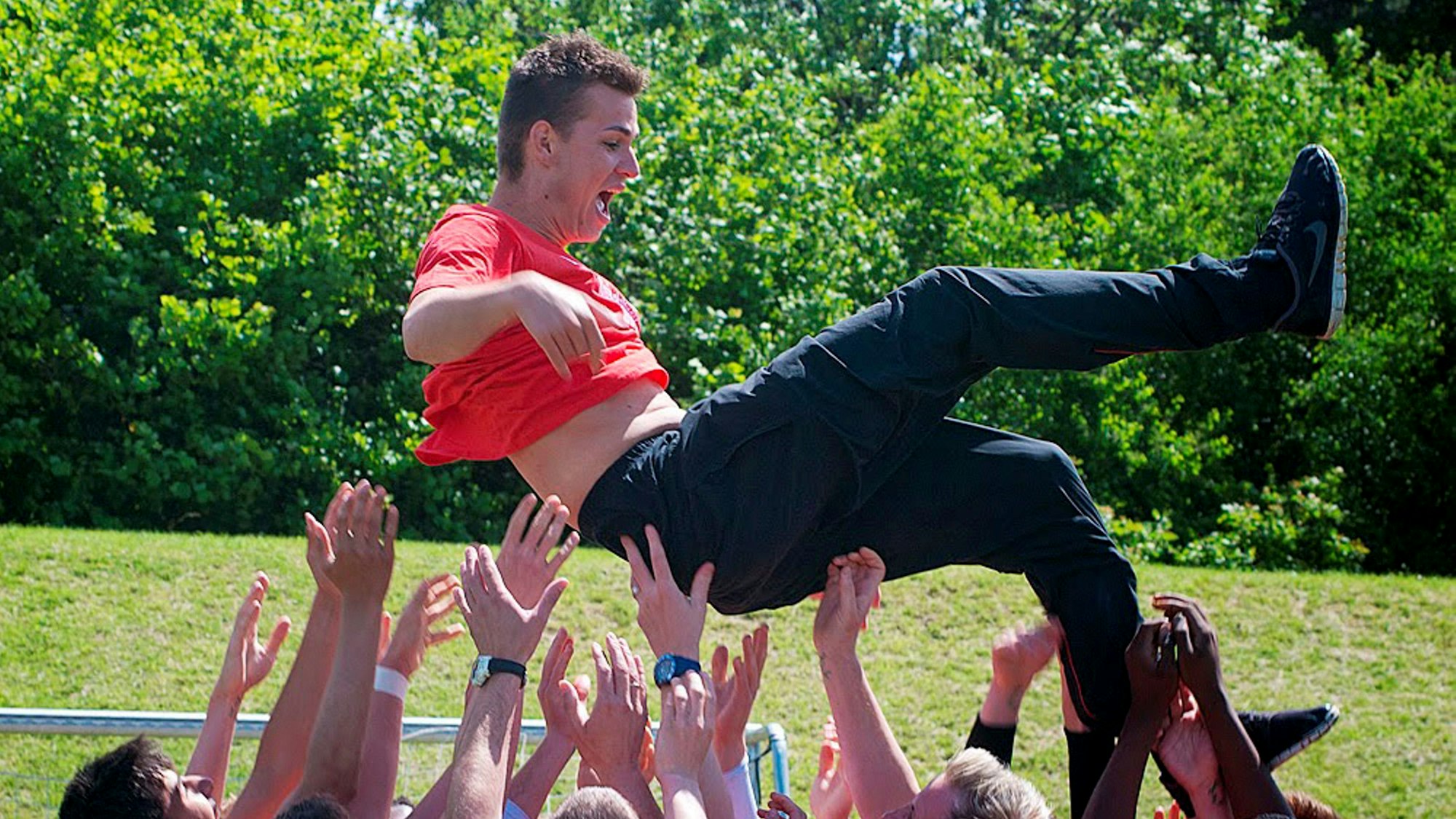 Helge Hohl wird von seiner ETSC-Jugendmannschaft beim Aufstieg in die Bundesliga gefeiert.