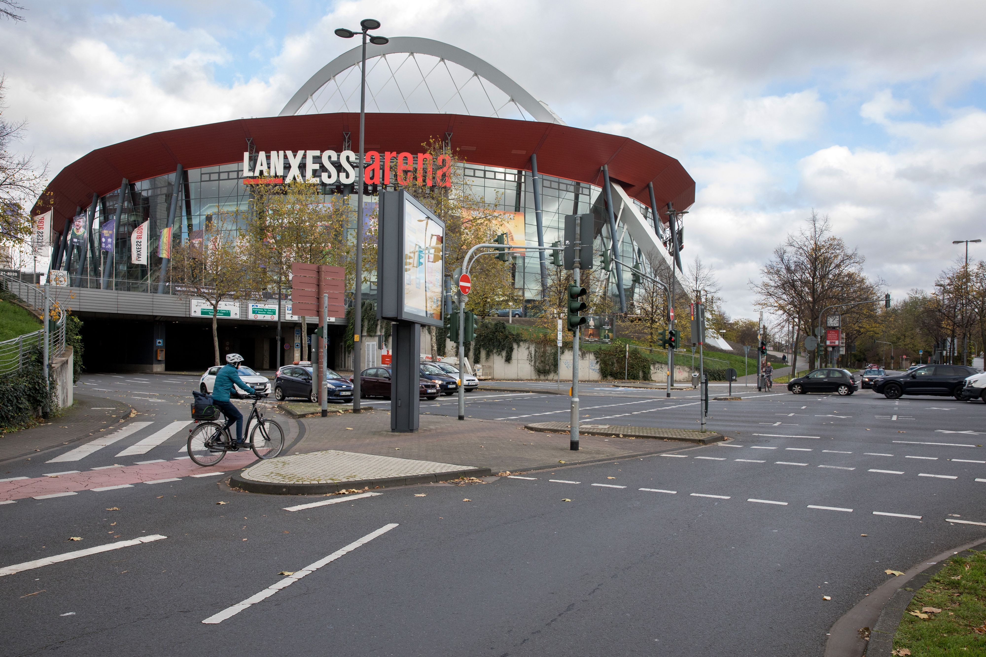 Die Kreuzung Deutz-Kalker Straße/ Ecke Opladener Straße an der Lanxess-Arena