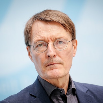 Karl Lauterbach (SPD), Bundesminister für Gesundheit, gibt in seinem Ministerium eine Pressekonferenz.