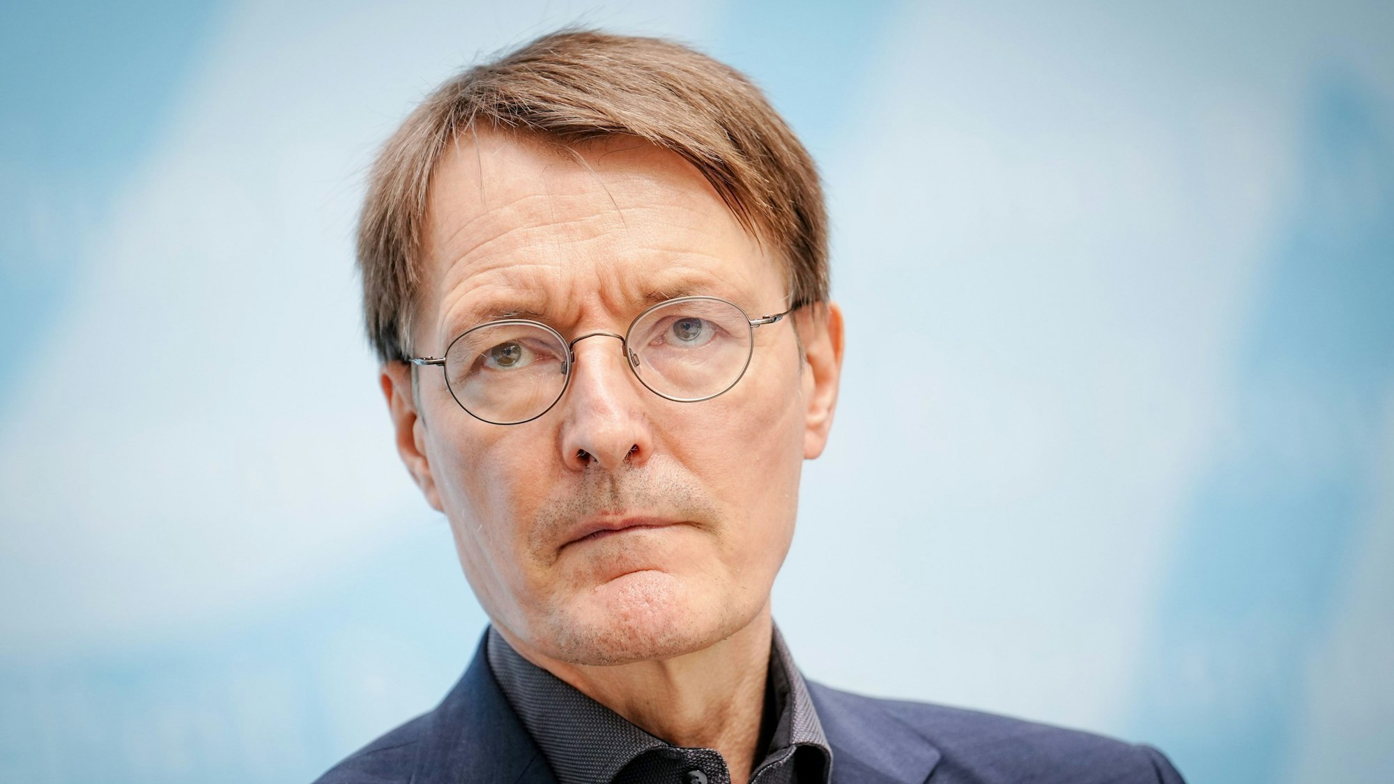 Karl Lauterbach (SPD), Bundesminister für Gesundheit, gibt in seinem Ministerium eine Pressekonferenz.