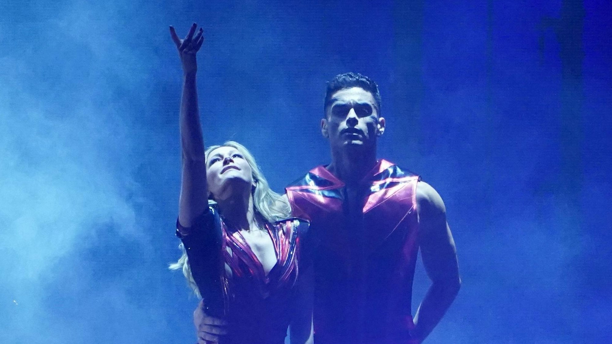 Die Sängerin Helene Fischer singt auf der Bühne in der Barclays Arena.