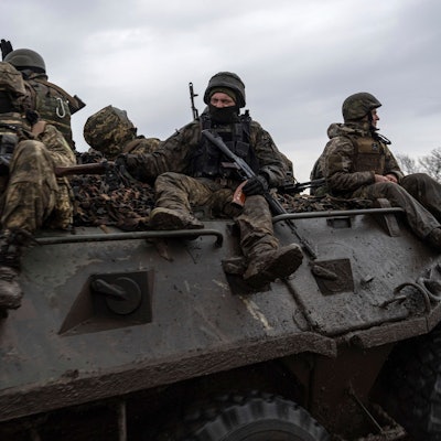 Wuhledar in der Ukraine: Ukrainische Soldaten fahren mit einem Schützenpanzer in Richtung Frontlinie. (Symbolbild)