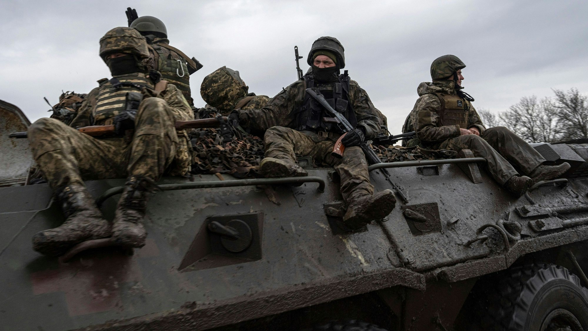 Wuhledar in der Ukraine: Ukrainische Soldaten fahren mit einem Schützenpanzer in Richtung Frontlinie. (Symbolbild)