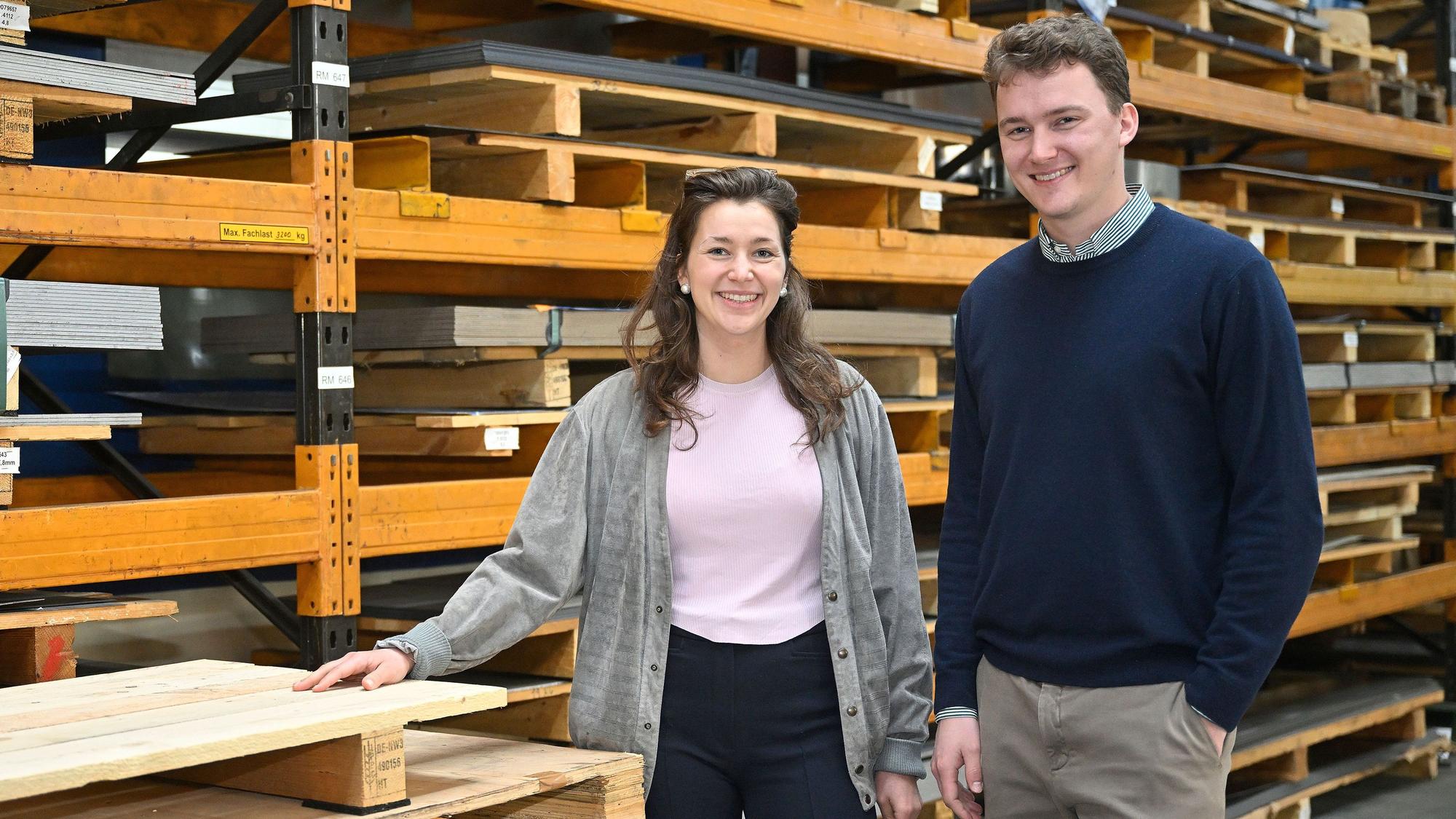 Maja und Julian Supe-Dienes stehen in einer Produktionshalle.