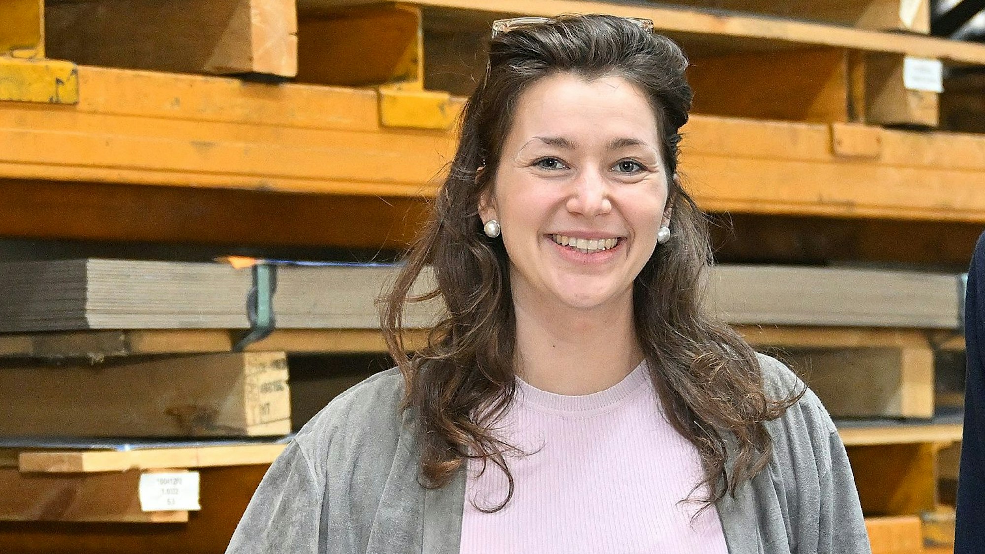 Unternehmerin Maja Supe-Dienes steht im Lager ihres Unternehmens in Overath.