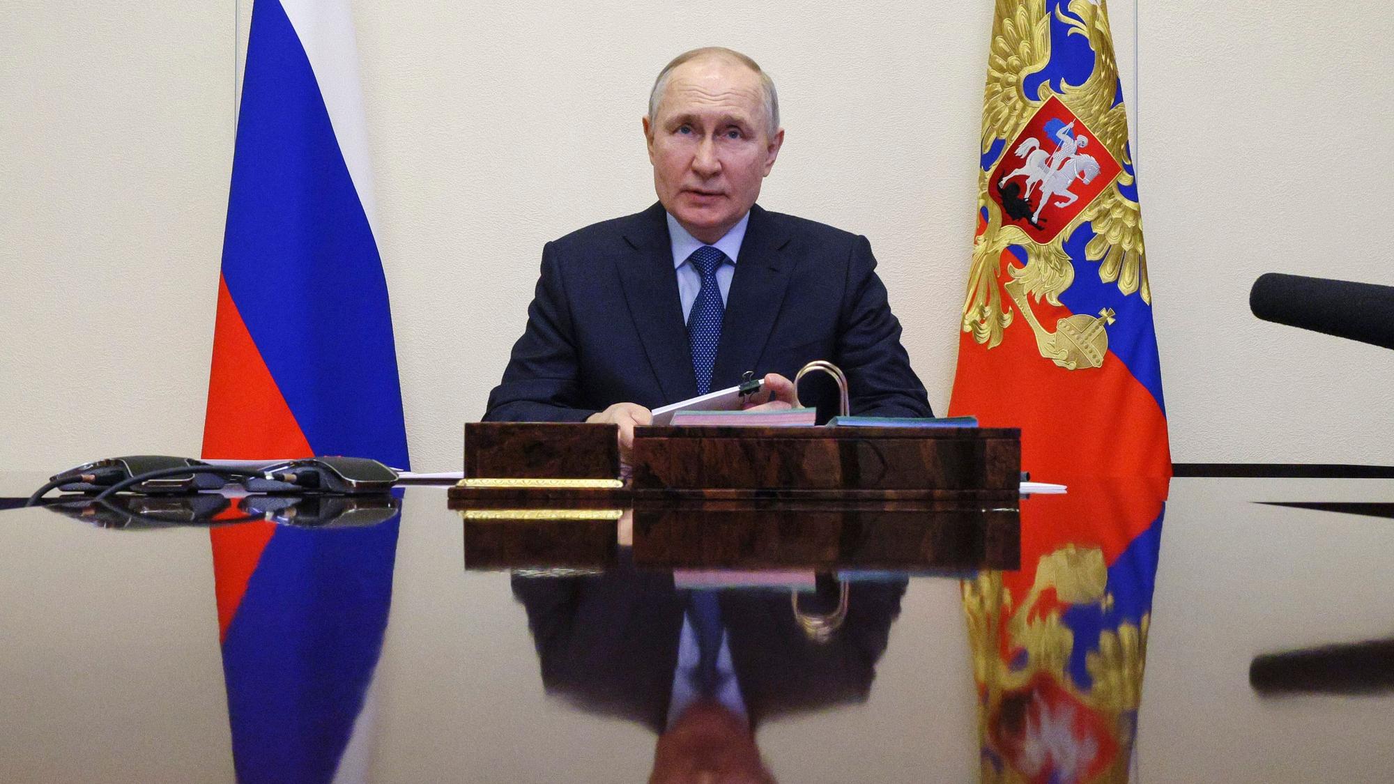 Wladimir Putin sitzt am Tisch