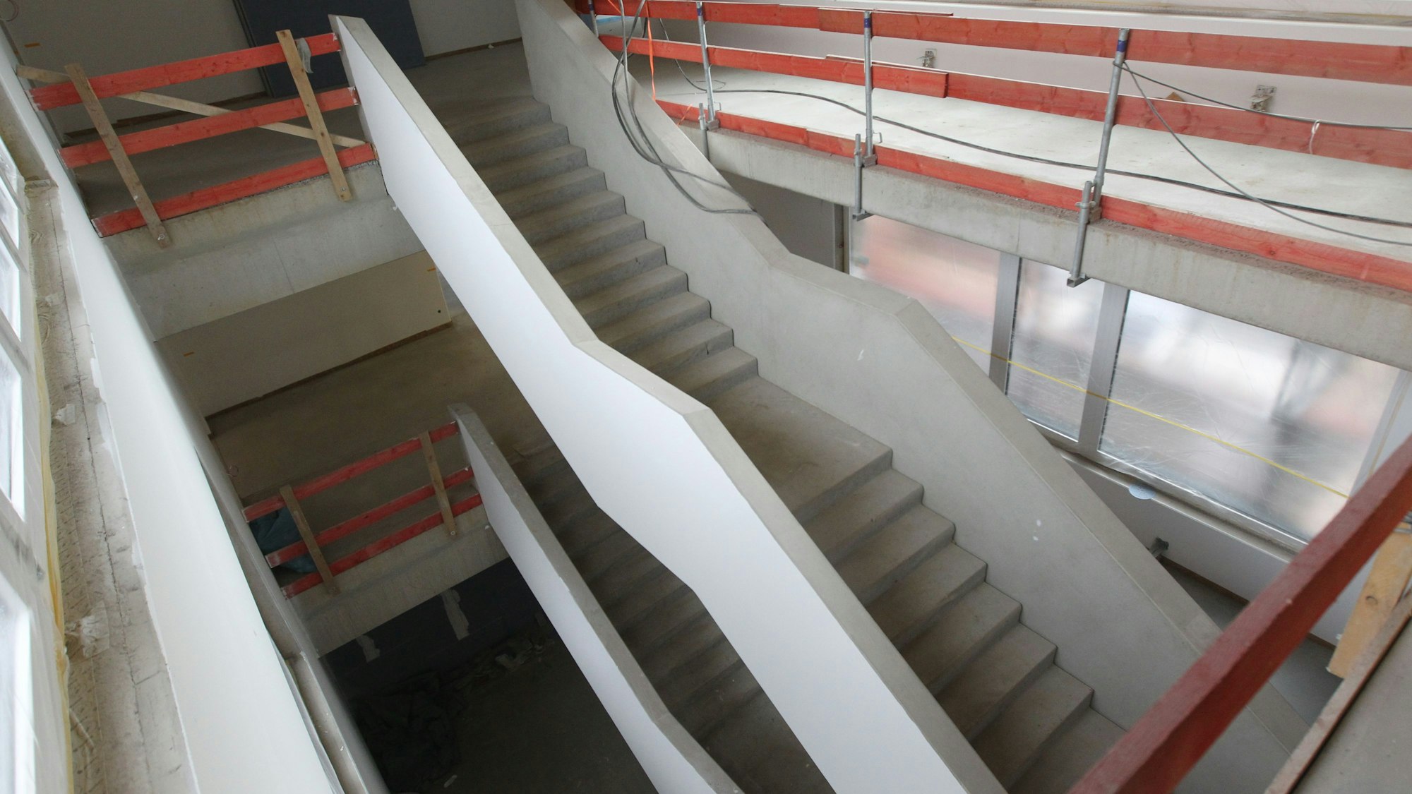 Durch offene Innenhöfe kommt viel Licht in zwei Treppenhäuser.