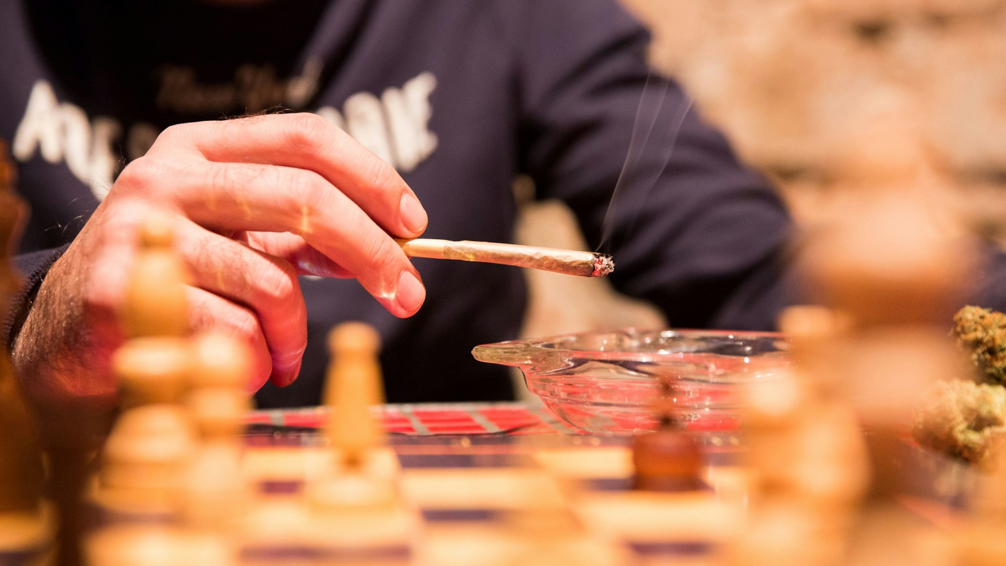 Ein Mann raucht in einem Cannabis-Club einen Joint. Der Marihuana-Konsum soll nun auch in Deutschland legalisiert werden. (Symbolbild)