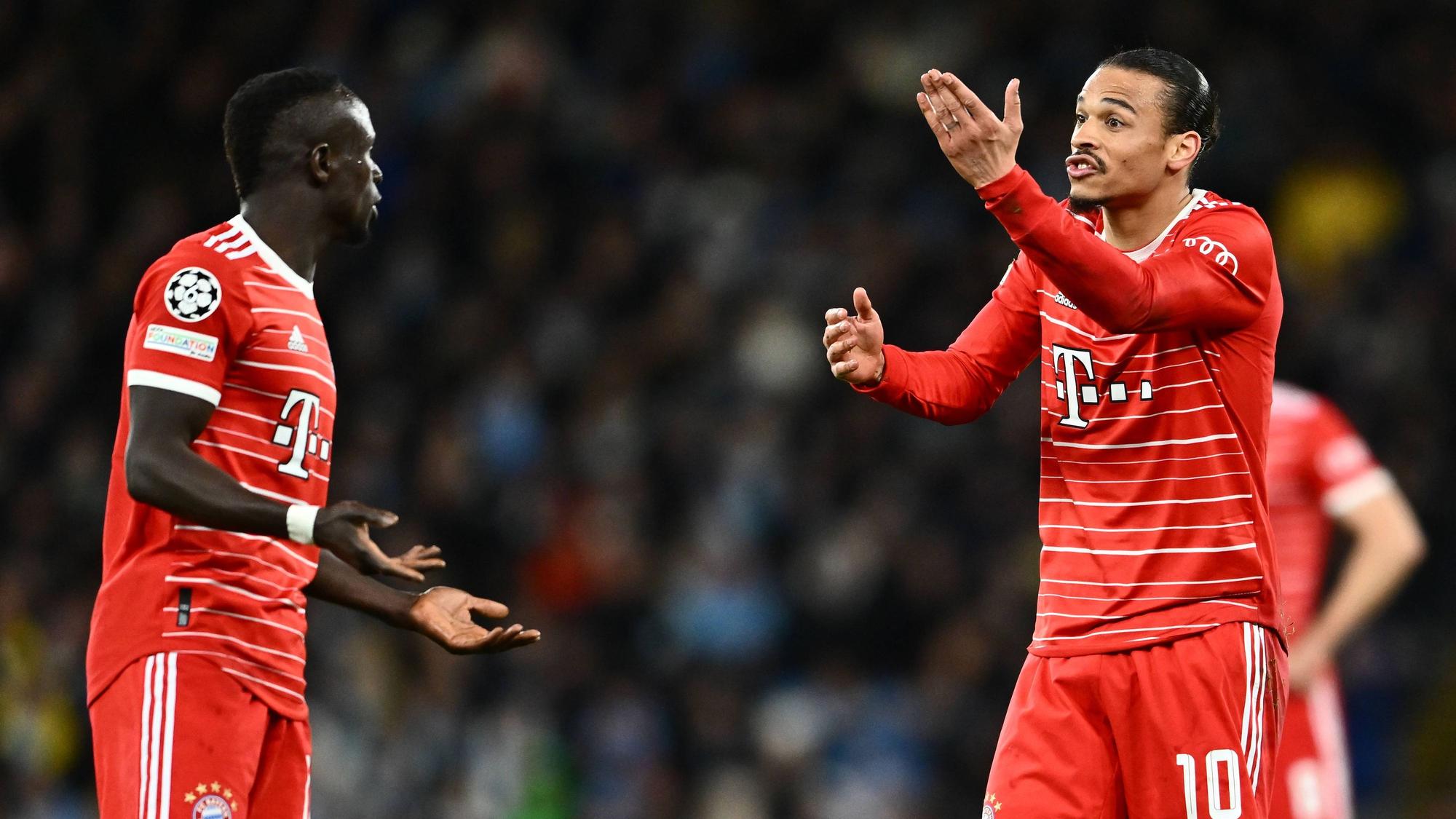 Auseinandersetzung im City-Spiel: Leroy Sané und Sadio Mane diskutieren auf dem Platz. Nach dem Spiel soll es in der Bayern-Kabine sogar zu einem Schlag des ehemaligen Liverpool-Stars gekommen sein.