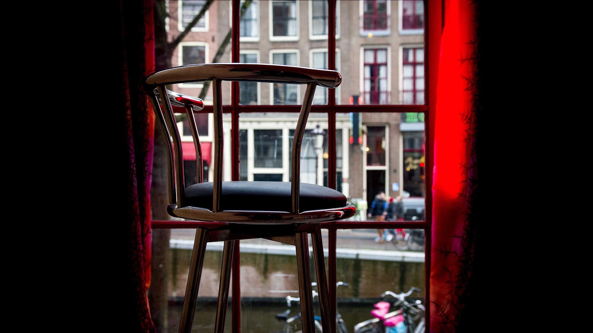 Die Fenster im berühmten Amsterdamer Rotlichtviertel „De Walletjes“ bleiben aktuell häufiger leer.