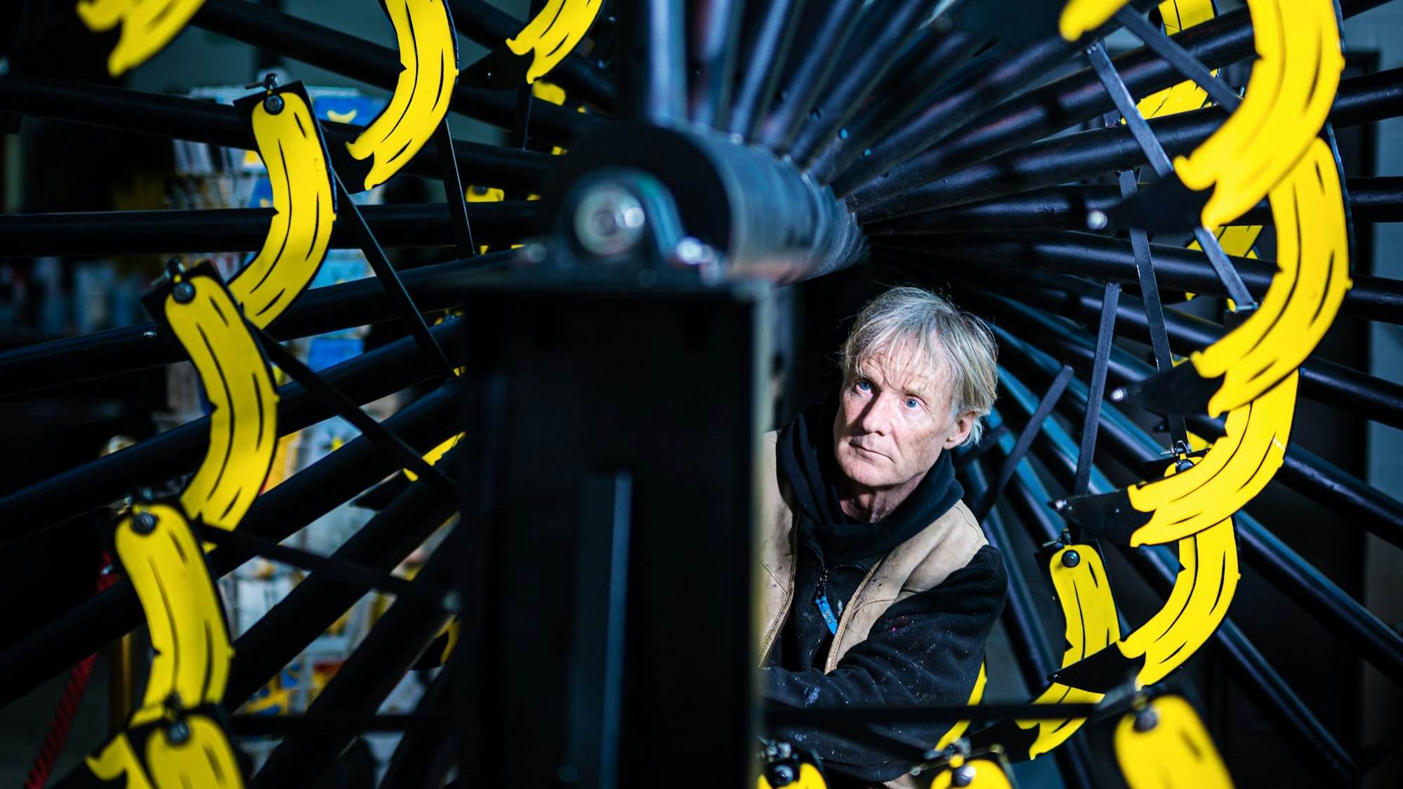 Thomas Baumgärtel in einem seiner Werke mit schwingenden Bananen.