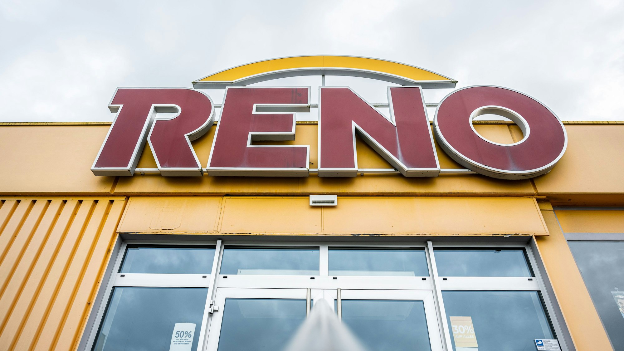 Das Logo des Schuhhändler Reno an einer bereits geschlossenen Filiale in Osnabrück.