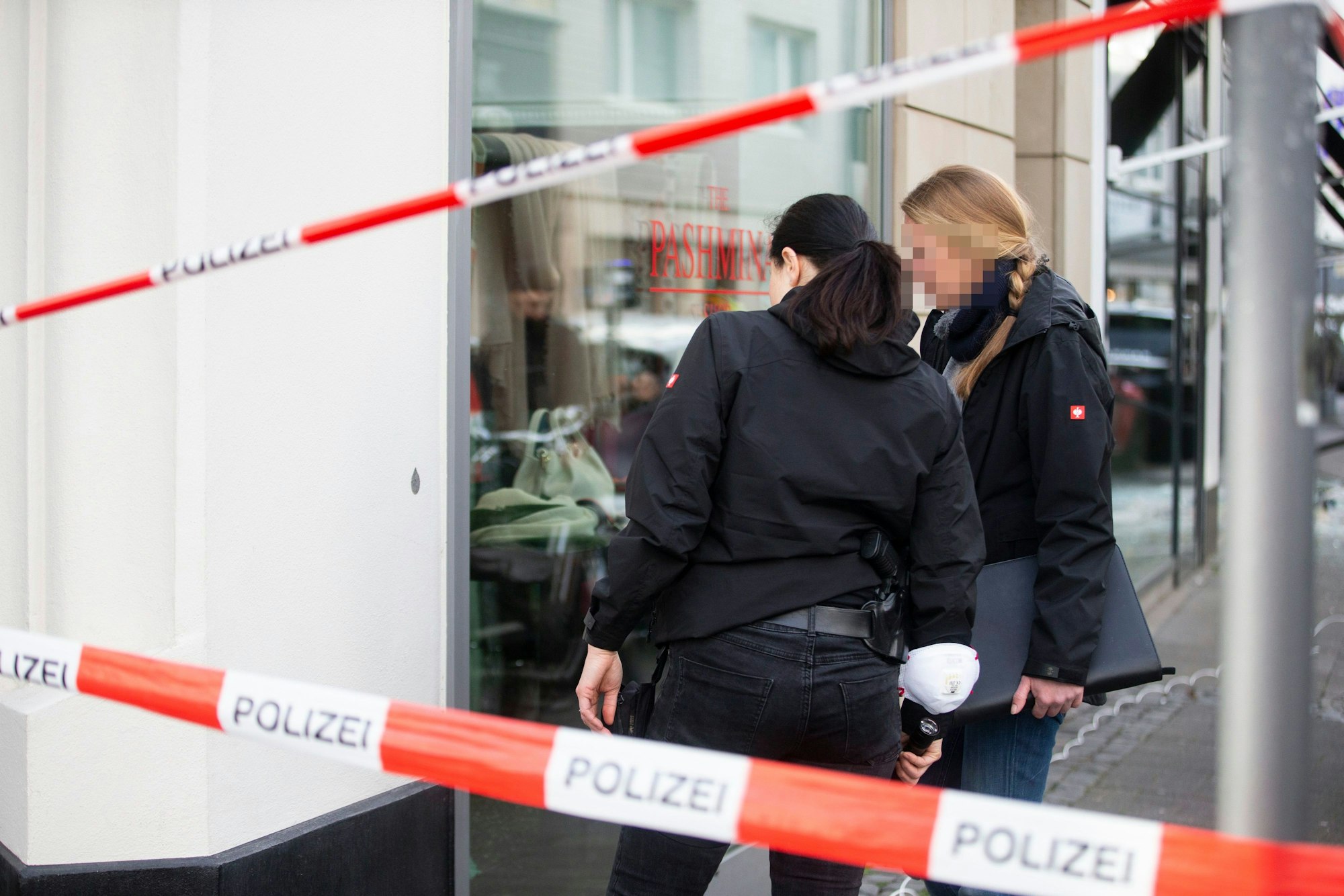 Polizisten sind vor dem Juweliergeschäft in Köln