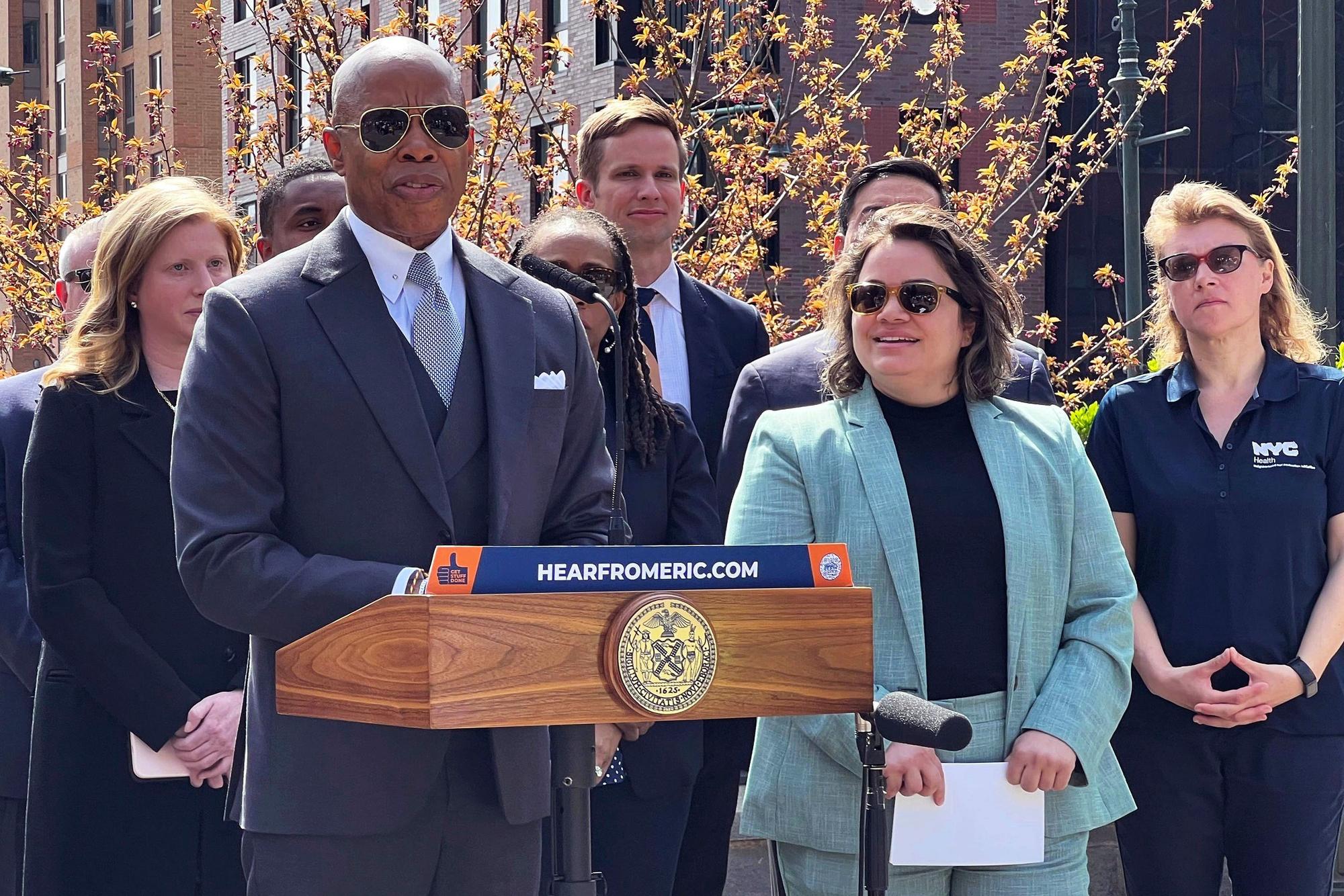 New Yorks Bürgermeister Eric Adam (l.) hat am Mittwoch Kathleen Corradi (m.) als erste „Direktorin für die Eindämmung von Nagetieren“ vorgestellt.