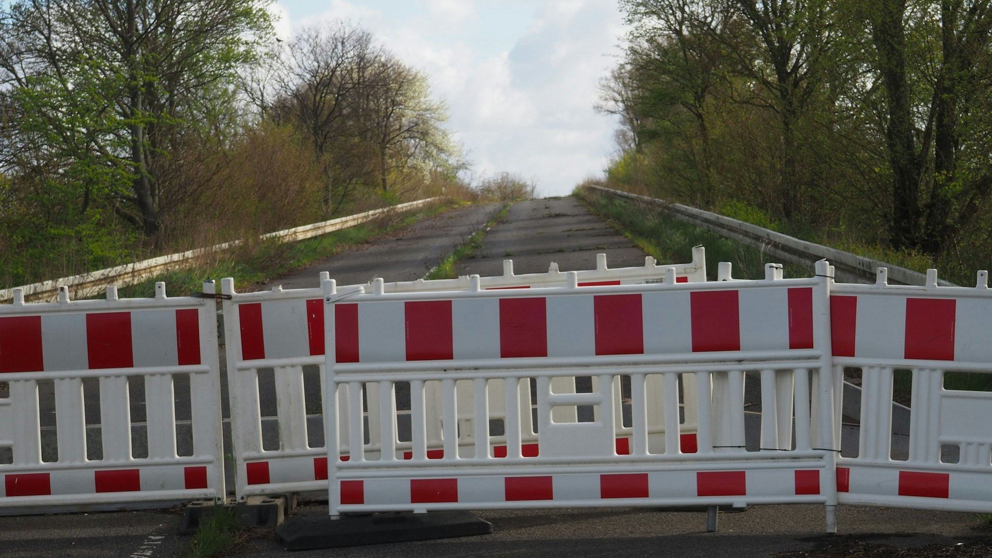 Absperrung an der Brücke über die Autobahn zwischen Bliesheim und Friesheim