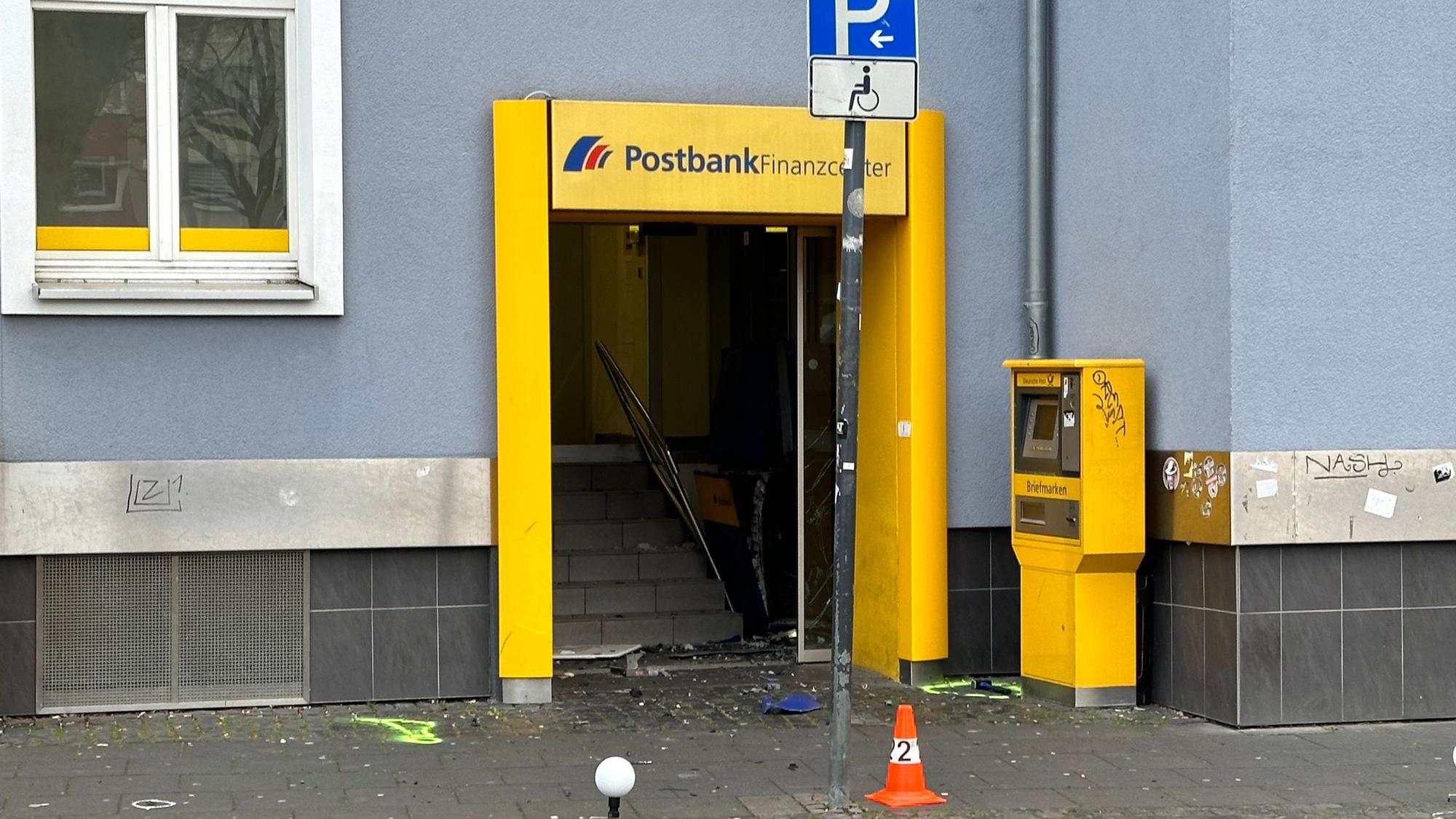 In Köln-Nippes haben Unbekannte in der Nacht auf Donnerstag (13. April) einen Geldautomaten gesprengt.
