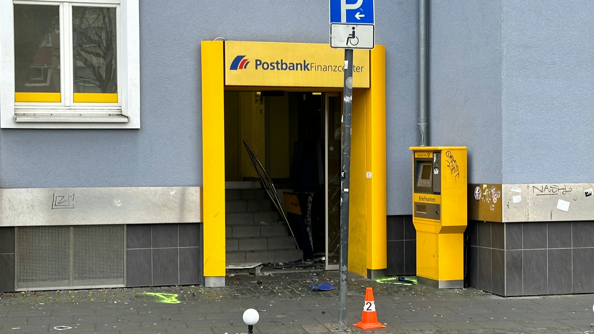 In Köln-Nippes haben Unbekannte in der Nacht auf Donnerstag (13. April) einen Geldautomaten gesprengt.