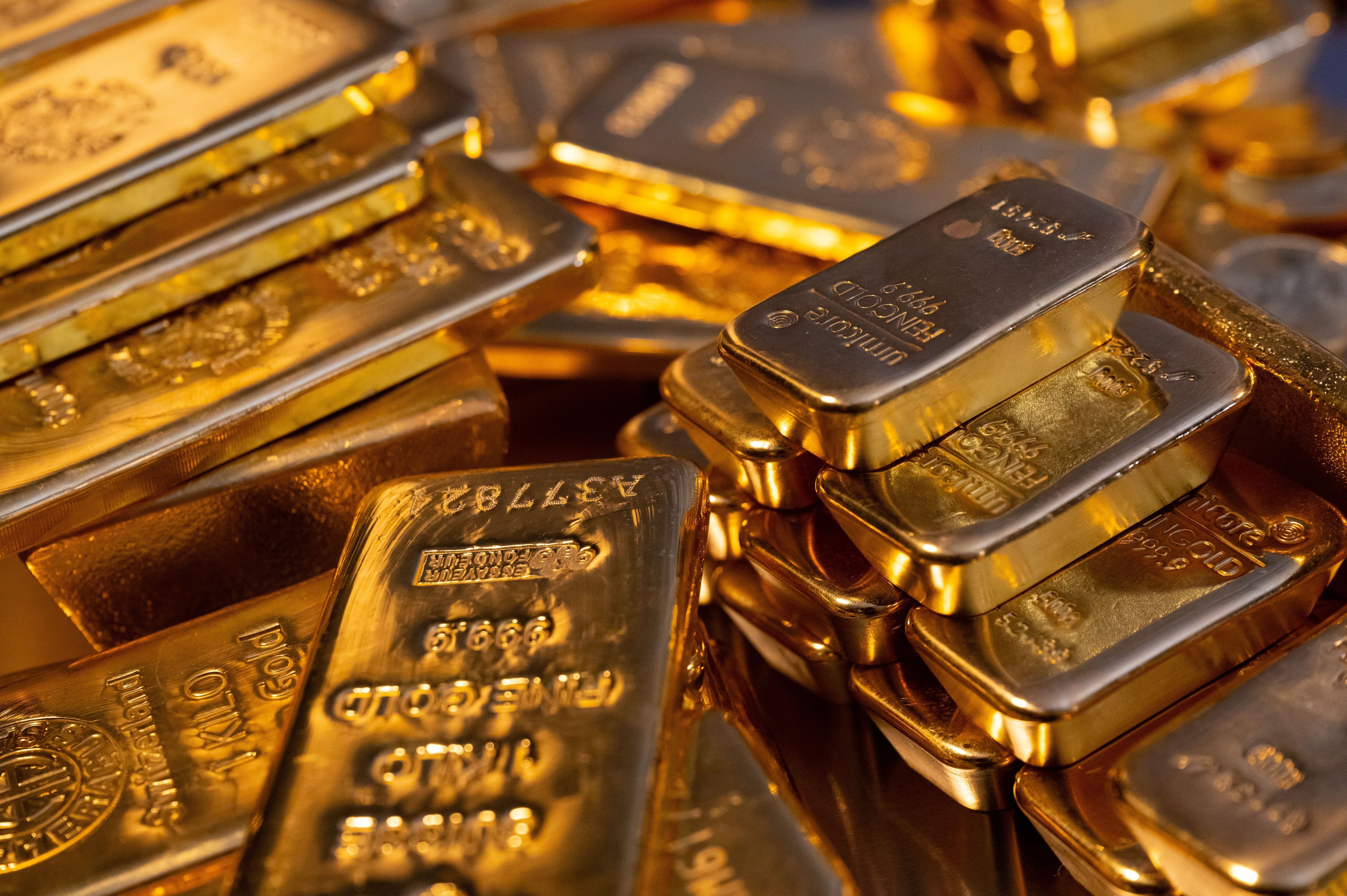 Goldbarren aufeinander gestapelt
