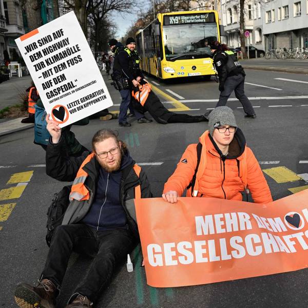 Klimaaktivisten festgeklebt auf der Straße am Demonstrieren