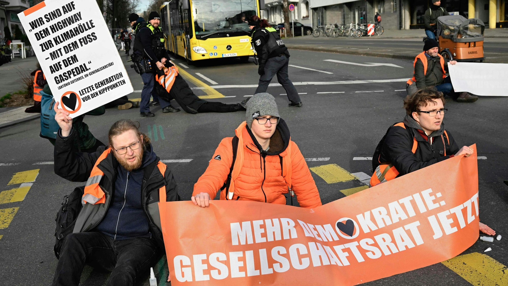 Klimaaktivisten festgeklebt auf der Straße am Demonstrieren