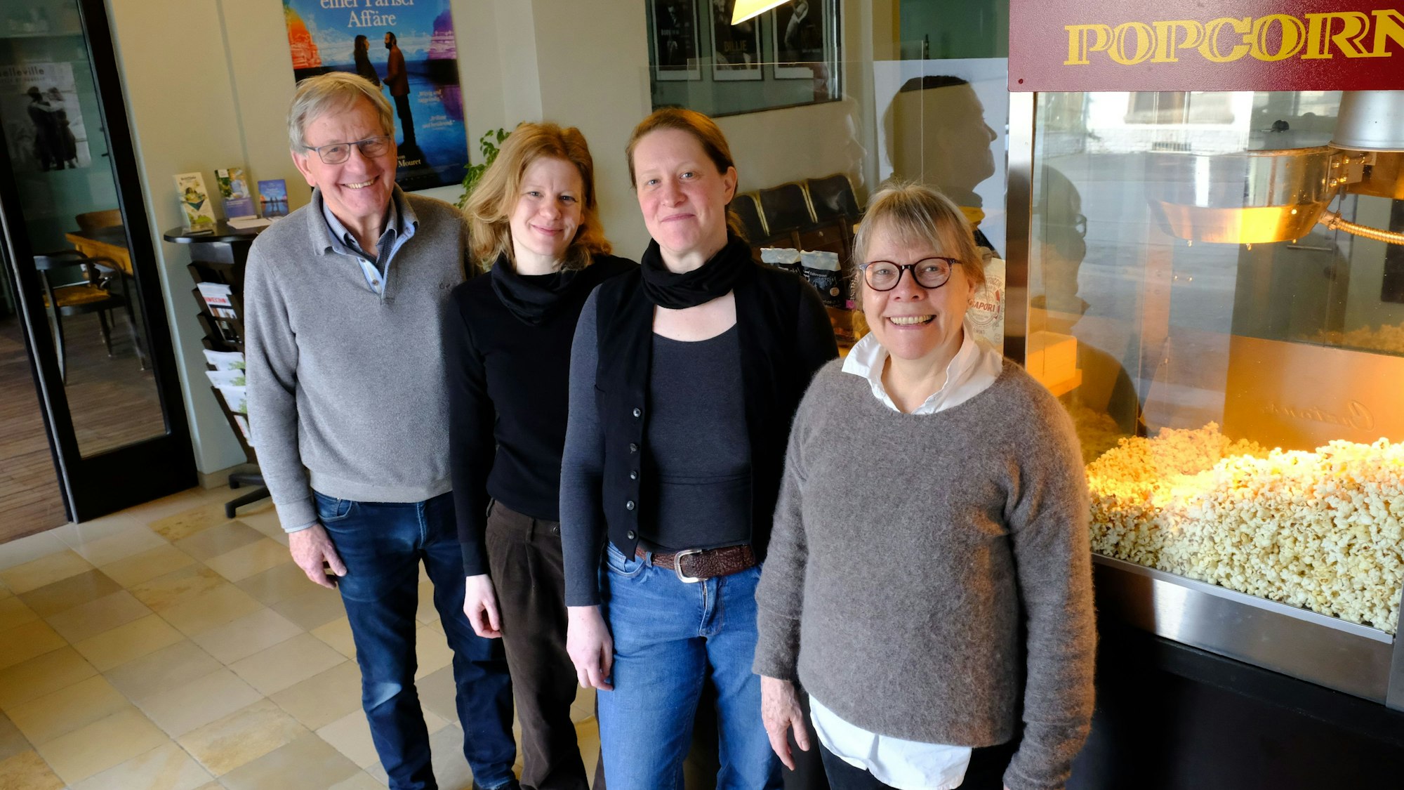 Die Betreiber der Eifel-Film-Bühne Hillesheim, Christine und Günter Runge, werden von ihren Töchtern Katharina und Hanna unterstützt, die die Familientradition fortführen wollen.