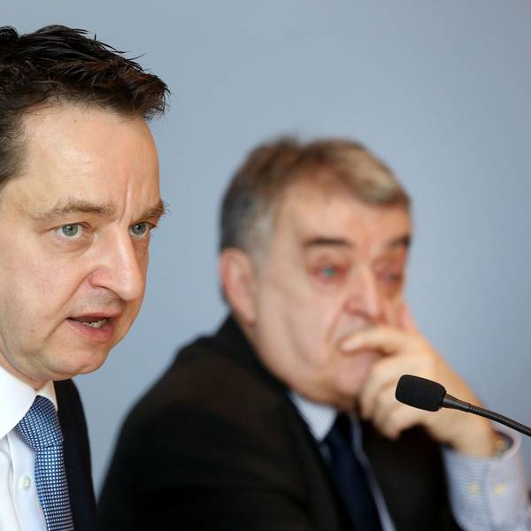 Verfassungsschutz-Chef Jürgen Kayser (l) sitzt bei einer Pressekonferenz neben NRW-Innenminister Herbert Reul (CDU).